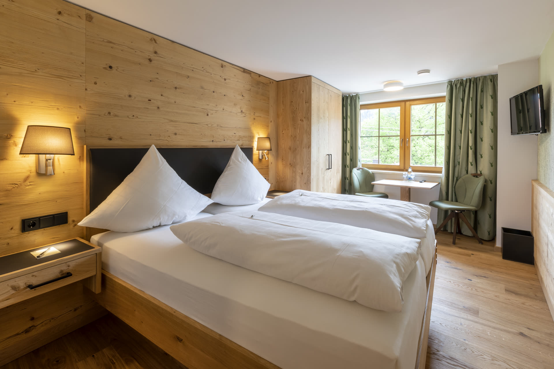 Hotelzimmer mit Altholz-Wand im Brauereigasthof Schäffler in Missen – Umbau durch DMU GmbH